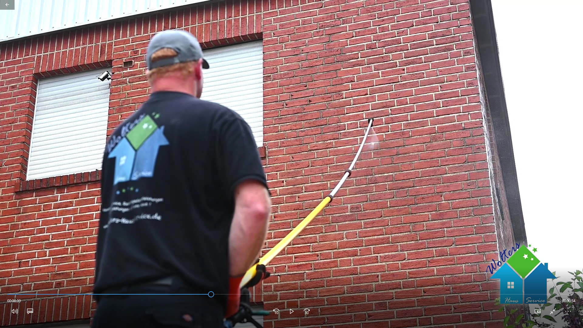 Schonende Fassadenreinigung mit Teleskoplanze